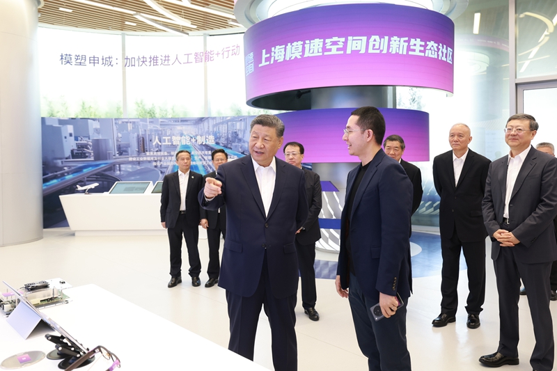 習(xí)近平在位于徐匯區(qū)的上海“模速空間”大模型創(chuàng)新生態(tài)社區(qū)，察看大模型產(chǎn)品展示。新華社記者王曄 攝.jpg