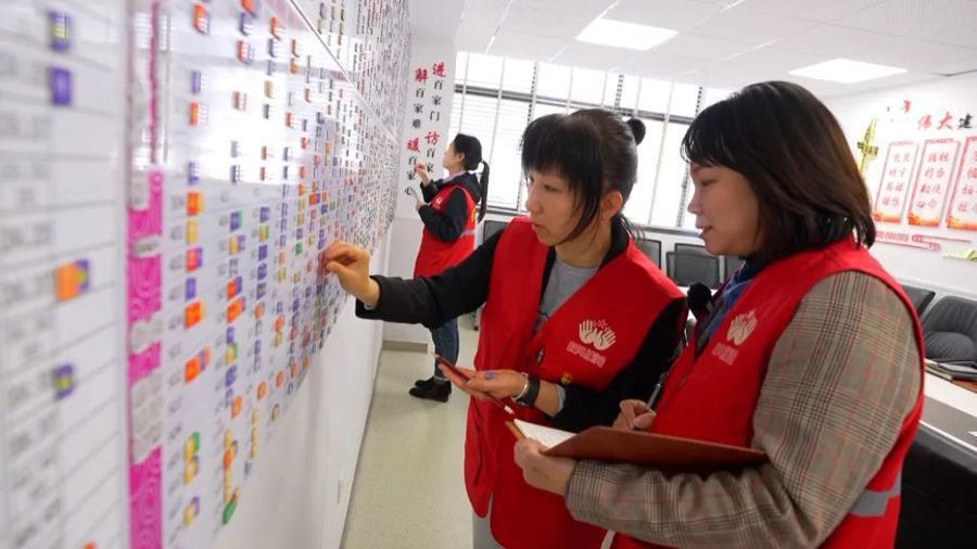 對照“作戰圖”，彭浦新村街道社區干部可以有針對性地走訪居民。 資料照片.jpeg