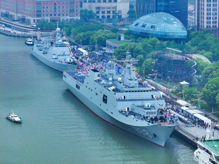 導彈驅逐艦西安艦、綜合登陸艦沂蒙山艦停靠在上海港國際客運中心碼頭，迎接社會各界民眾參觀。記者 張海峰 攝.jpg