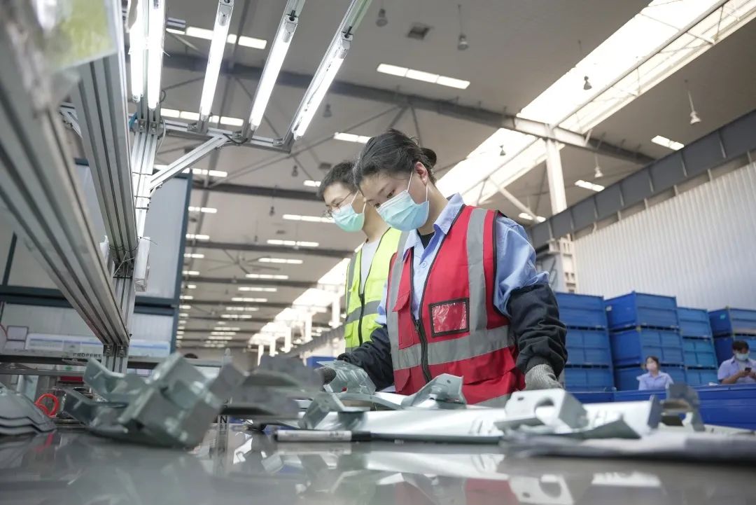 臨港奉賢園區一汽車配套企業正在生產.jpeg