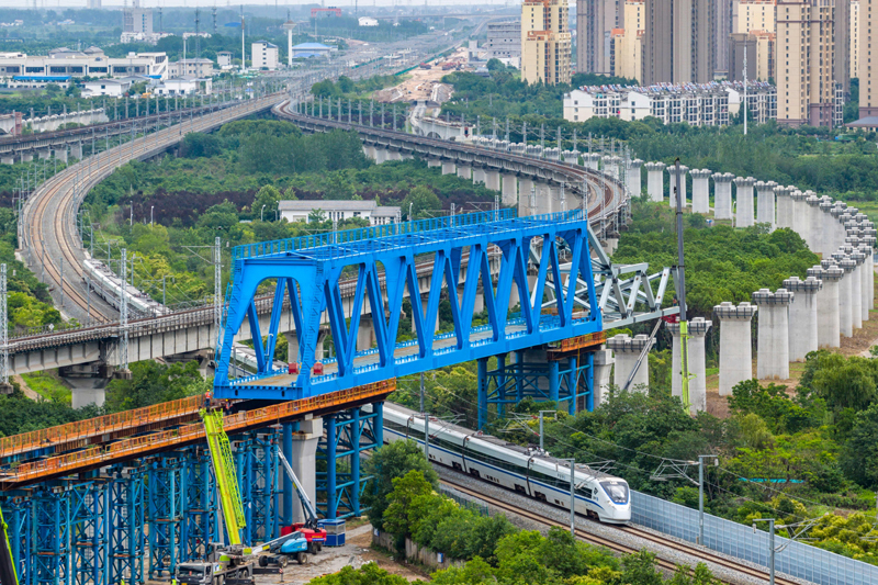 新建上海至南京至合肥高鐵 千噸鋼桁梁跨越滬蓉鐵路