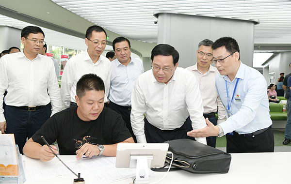 上海市委書記李強調研“一網通辦”工作