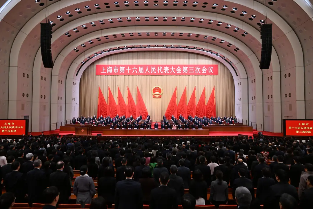 昨天，上海市第十六屆人民代表大會(huì)第三次會(huì)議在上海世博中心勝利閉幕。記者 張馳 攝  .jpeg