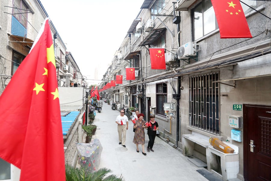 “國旗弄堂”里，居民家門口、圍墻上都懸掛著五星紅旗，慶祝中華人民共和國成立75周年。記者 蔣迪雯 攝.jpg