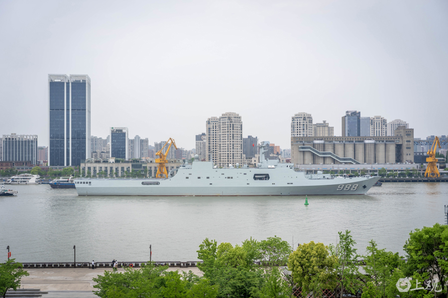 我國自行研制的新一代052C型導彈驅逐艦西安艦（舷號153）和071型大型船塢登陸艦沂蒙山艦（舷號988）駛過黃浦江楊浦水域.jpg