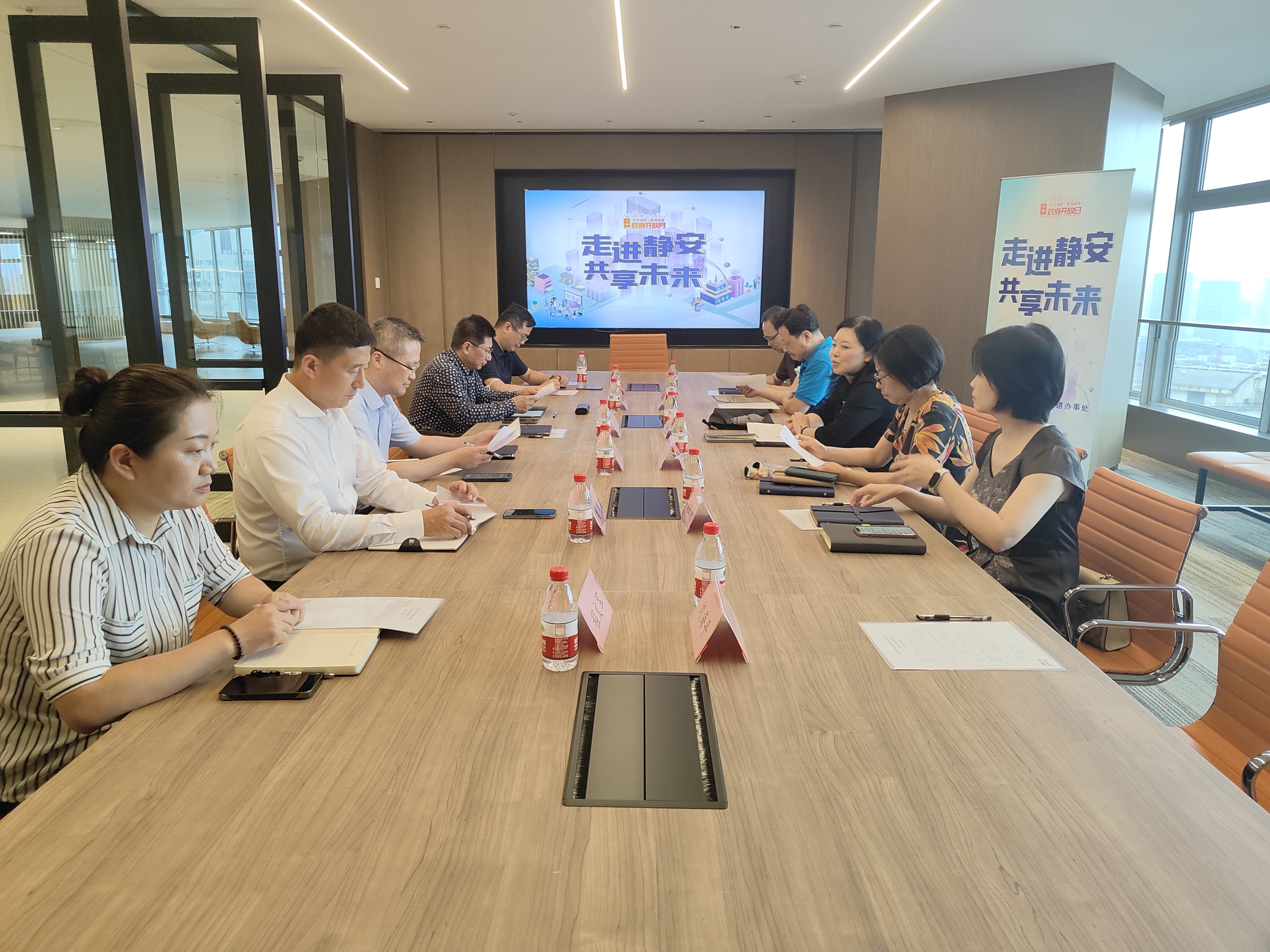 靜安區(qū)石門二路街道召開座談會(huì)聽取公眾代表對(duì)于轄區(qū)企業(yè)服務(wù)與發(fā)展建言獻(xiàn)策.jpg