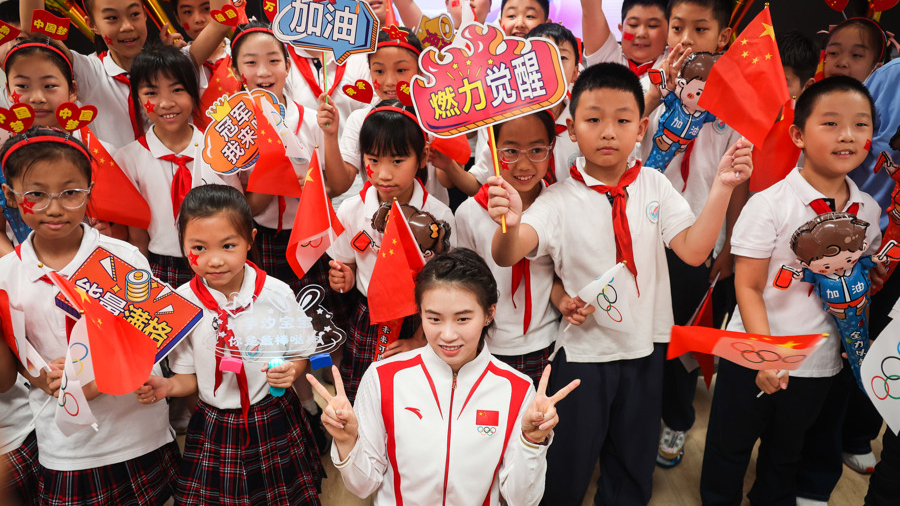 陳芋汐回到母校上海市徐匯區光啟小學，與師生代表合影留念。記者 海沙爾 攝.jpg