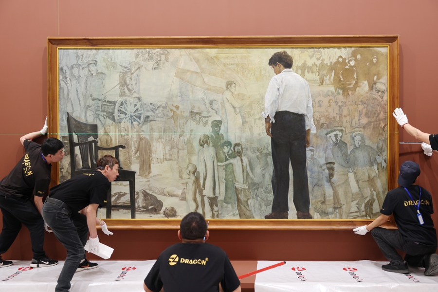 昨天，浦東美術(shù)館工作人員正在布置陳逸飛油畫作品《踱步》.jpg