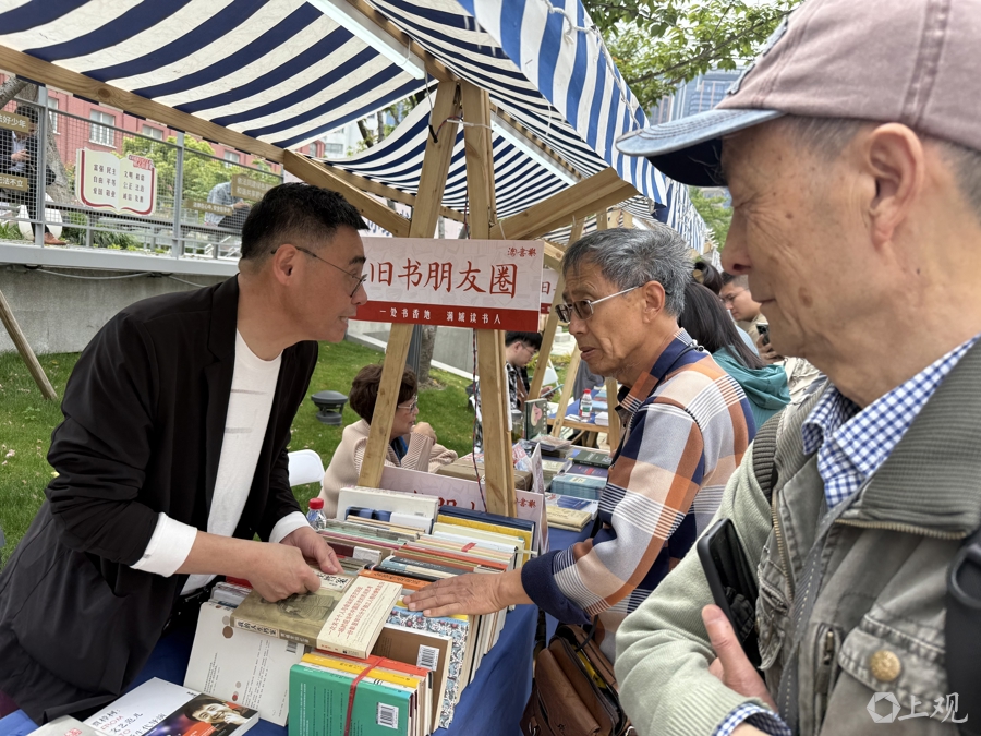 參加“舊書朋友圈”的傳記作家羅銀勝為讀者熱情介紹書籍。 施晨露 攝  .jpeg