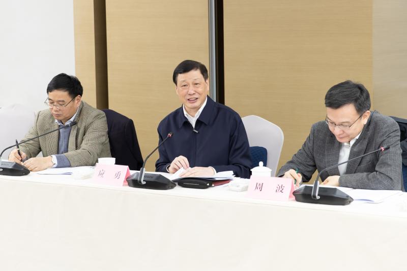 2018年12月27日，應(yīng)勇市長來到上海市大數(shù)據(jù)中心，聽取“一網(wǎng)通辦”推進(jìn)情況匯報(bào)。