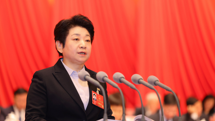 黃莉新作市人大常委會工作報告。 袁婧 攝.jpeg
