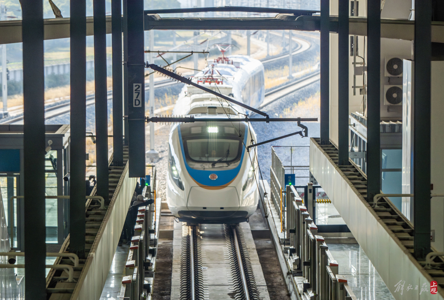與地鐵類似 刷公交卡就能進站 列車隨到隨走 上海機場聯絡線開通進入倒計時